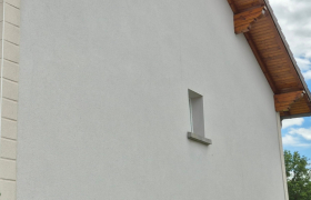 Remise en peinture d'une boiserie sous toit